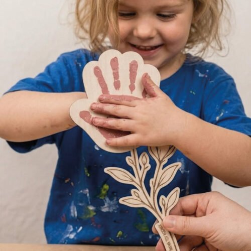 Ξύλινο Λουλούδι με Αποτύπωμα - "Little Hands": Το απόλυτο οικογενειακό ενθύμιο. Προσωποποιήστε το με το χεράκι του παιδιού σας και χαρίστε ένα δώρο αγάπης που μένει για πάντα!